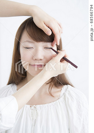 メイクをする女性 68566794