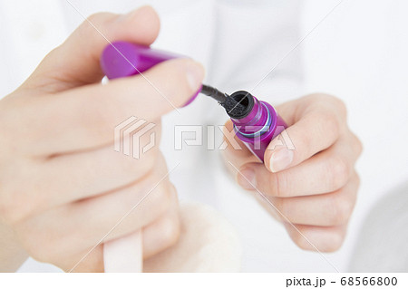 マスカラを持つ手元 マスカラを持つ手元 68566800