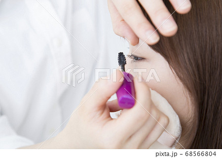 メイクする女性 68566804