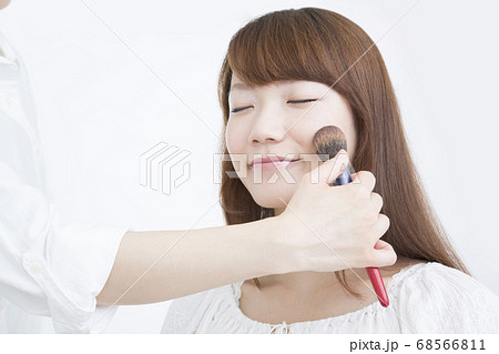 メイクをする女性 68566811