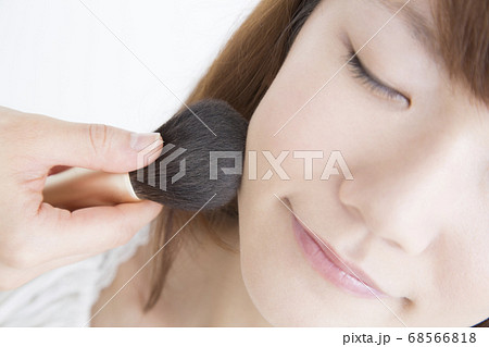 メイクをする女性 68566818