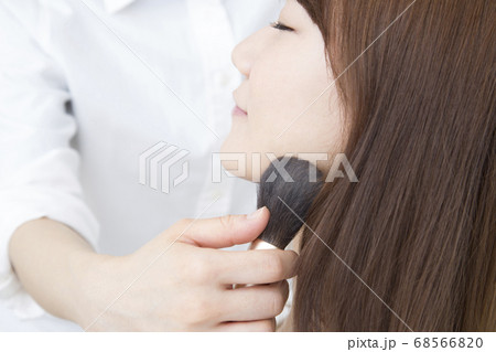 メイクをする女性 68566820