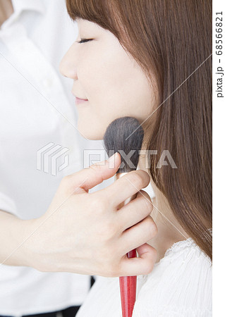 メイクをする女性 メイクをする女性 68566821