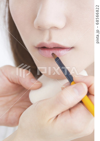メイクをする女性 68566822