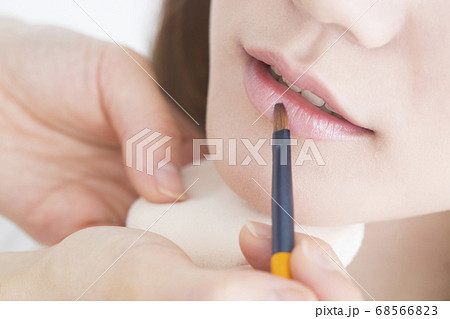 メイクをする女性 68566823
