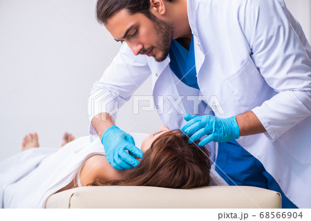 Police coroner examining dead body corpse in morgue Police coroner examining dead body corpse in morgue 68566904