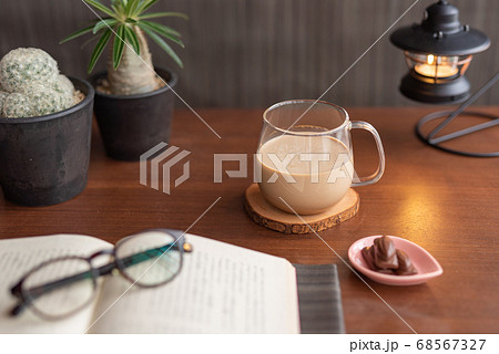 秋の読書とコーヒー 68567327