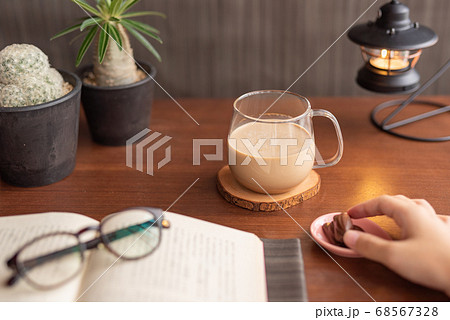 秋の読書とチョコレート 秋の読書とチョコレート 68567328