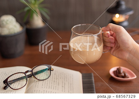 秋の読書とコーヒーを持つ人 68567329