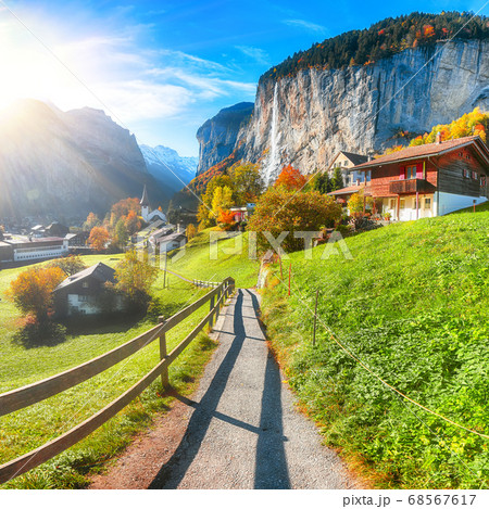 Gorgeous autumn landscape of  alpine village 68567617