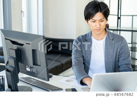 テレワーク　男性　パソコン　ライフスタイル　カジュアル 68567682