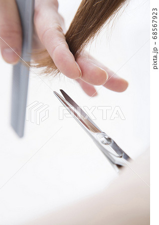 ヘアカットする美容師の手元 68567923