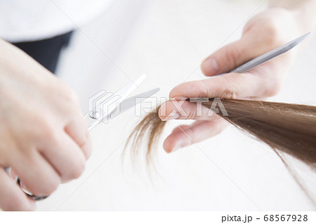 ヘアカットする美容師の手元 68567928