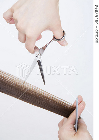 ヘアカットする美容師の手元 68567943