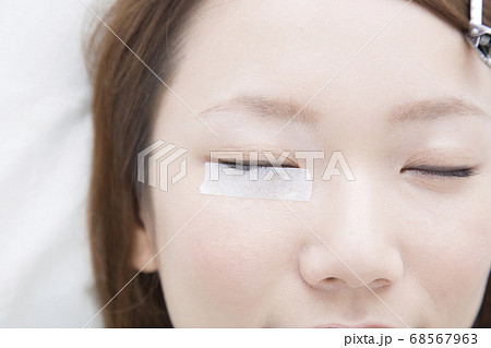 まつ毛エクステをする女性 68567963