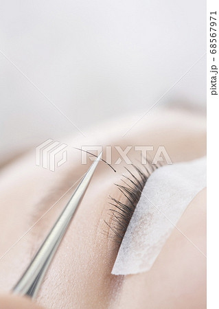 まつ毛エクステをする女性 まつ毛エクステをする女性 68567971