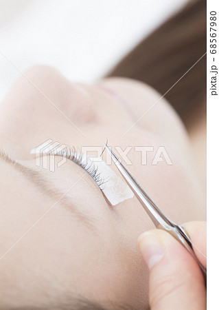 まつ毛エクステをする女性 まつ毛エクステをする女性 68567980