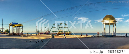 Berdyansk embankment in the early morning 68568274