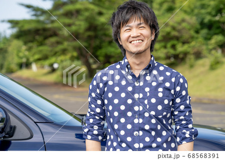 さわやかな笑顔の男性がドライブの写真素材