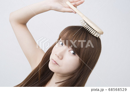 ヘアブラッシング ヘアブラッシング 68568529