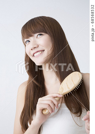ヘアブラッシング ヘアブラッシング 68568532
