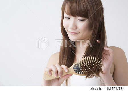 ヘアブラッシング ヘアブラッシング 68568534