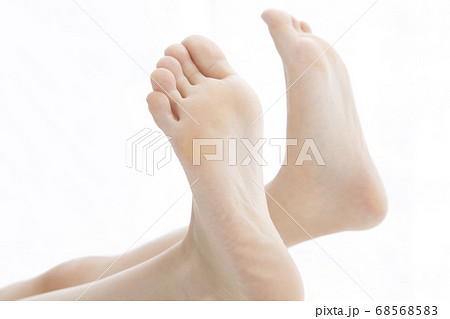 女性の足裏 68568583