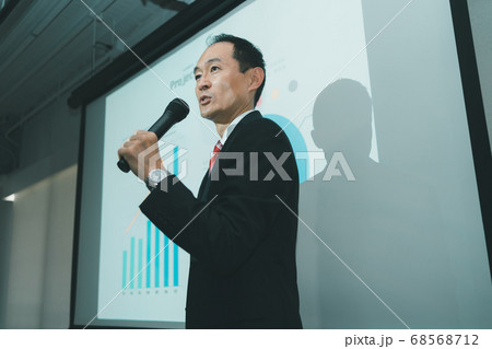 ビジネスプレゼン 50代男性 ビジネスプレゼン 50代男性 68568712