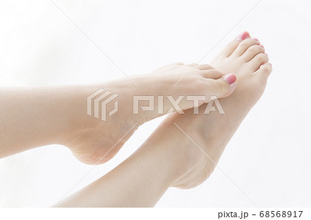 女性の足先 女性の足先 68568917