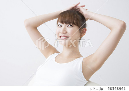 リラックスする女性 68568961