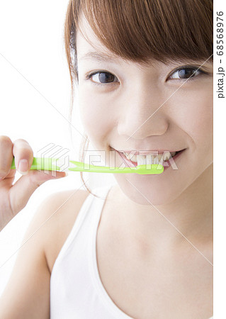 歯を磨く女性 68568976