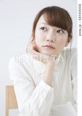頬杖をつく女性 頬杖をつく女性 68569008