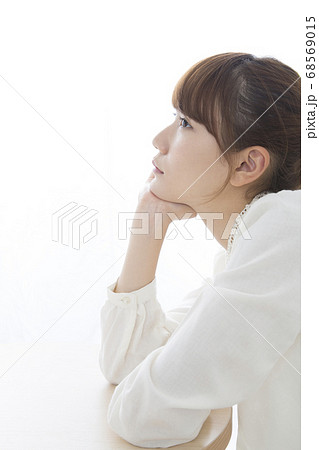 頬杖をつく女性 頬杖をつく女性 68569015