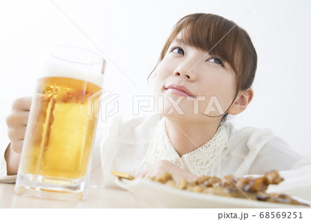 お酒を飲む女性 お酒を飲む女性 68569251