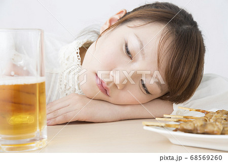 ビールで酔う女性 68569260