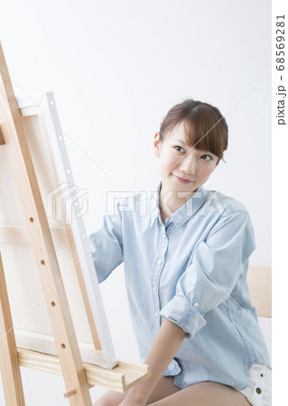 デッサンをする女性 68569281