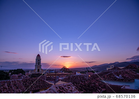 キューバ 夕陽に染まるトリニダーの町並み 革命博物館の塔 キューバ 夕陽に染まるトリニダーの町並み 革命博物館の塔 68570136