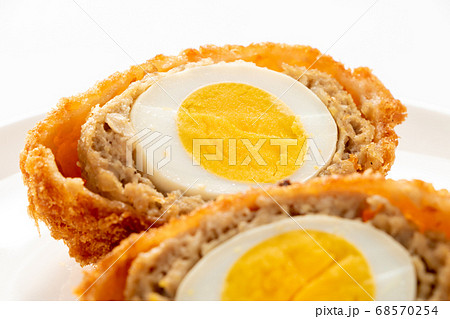 半分にカットされたスコッチエッグの断面。 68570254