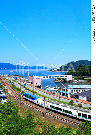 鳥羽市の町並みと近鉄特急しまかぜ 68570417