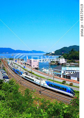 鳥羽市の町並みと近鉄特急しまかぜ 68570419