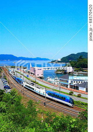 鳥羽市の町並みと近鉄特急しまかぜ 68570420