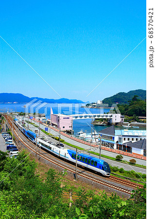 鳥羽市の町並みと近鉄特急しまかぜの写真素材 [68570421] - PIXTA