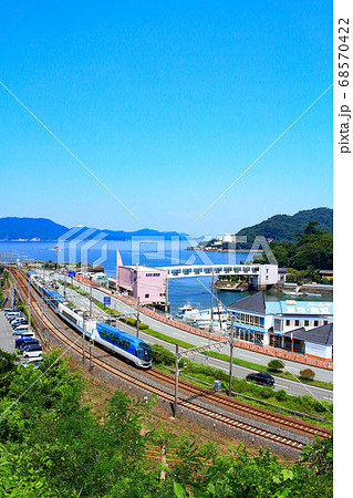 鳥羽市の町並みと近鉄特急しまかぜ 68570422