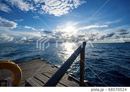 インド洋に浮かぶ船着き場 モルディブの海 インド洋に浮かぶ船着き場 モルディブの海 68570524