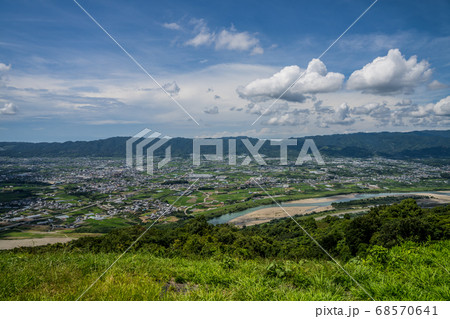 山並みに沿って浮かぶ白い雲と青空 68570641