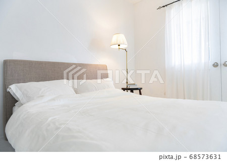 ダブルベッド　寝室　イメージ 68573631