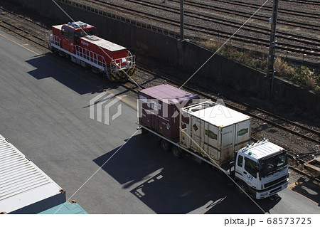 鉄道コンテナ輸送の大型トラック（越谷貨物ターミナル駅） 68573725