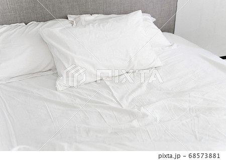 ベッドに置かれた枕 イメージ ベッドに置かれた枕 イメージ 68573881