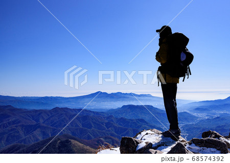 谷川岳頂上に立つ男性のシルエット 68574392