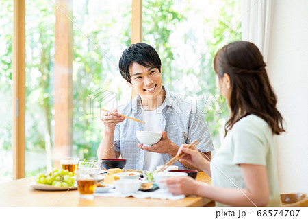 ダイニングで食事する若い夫婦 68574707
